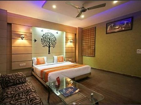 Hotel Raunak International Нью-Дели Экстерьер фото