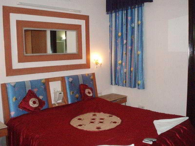 Hotel Raunak International Нью-Дели Экстерьер фото