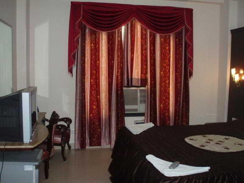 Hotel Raunak International Нью-Дели Экстерьер фото
