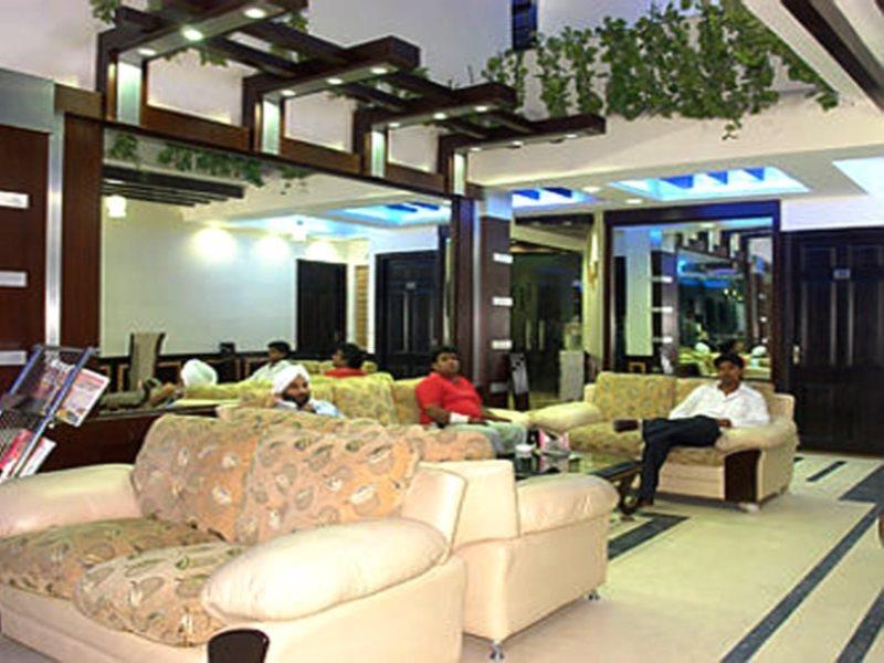 Hotel Raunak International Нью-Дели Экстерьер фото